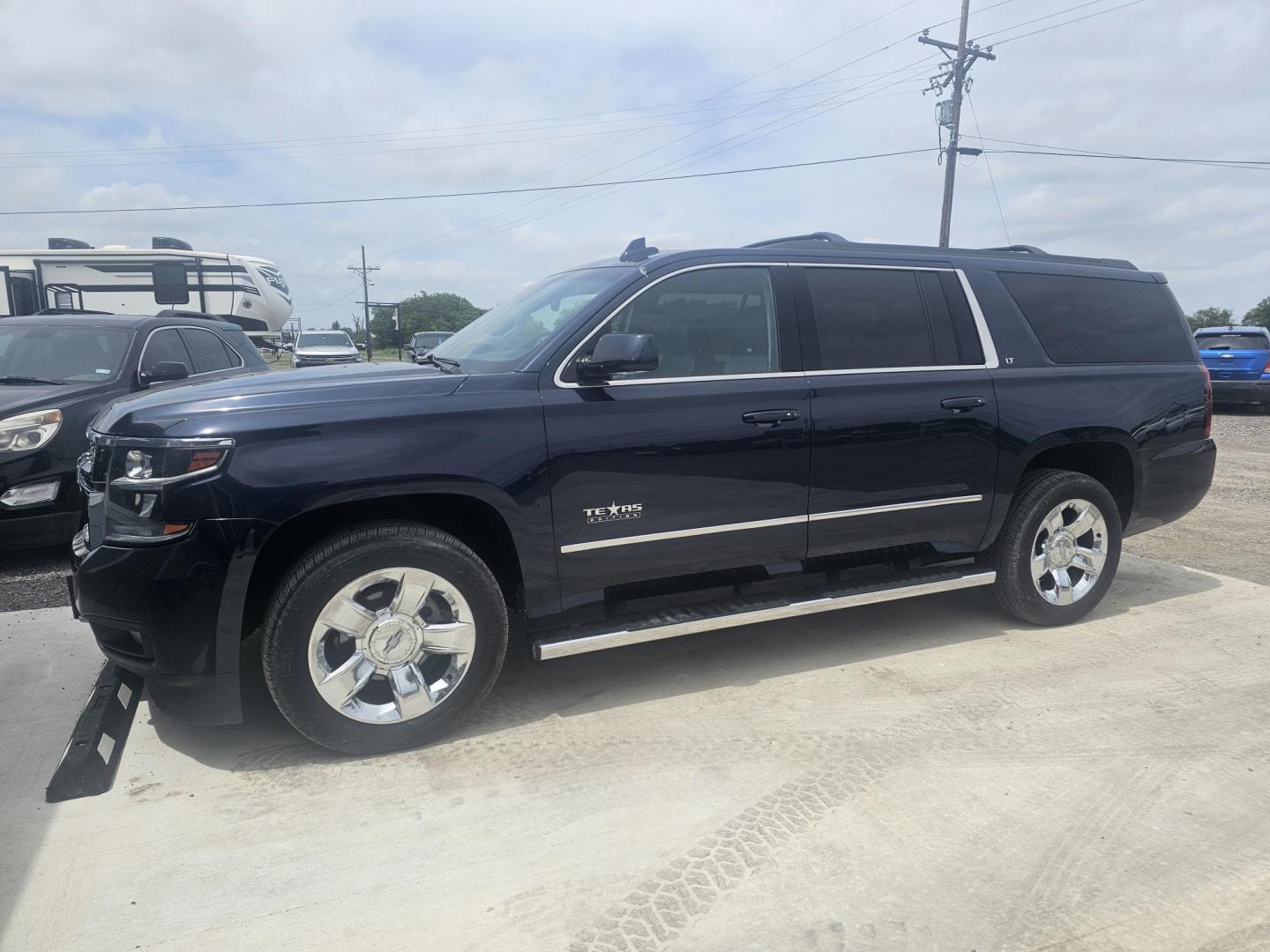 2018 BLUE Chevrolet Suburban LT 4WD (1GNSKHKC8JR) with an 5.3L V8 OHV 16V engine, 6A transmission, located at 607 S Seven Points BLVD, Seven Points, TX, 75143, (430) 255-4030, 32.313934, -96.207932 - Photo#0