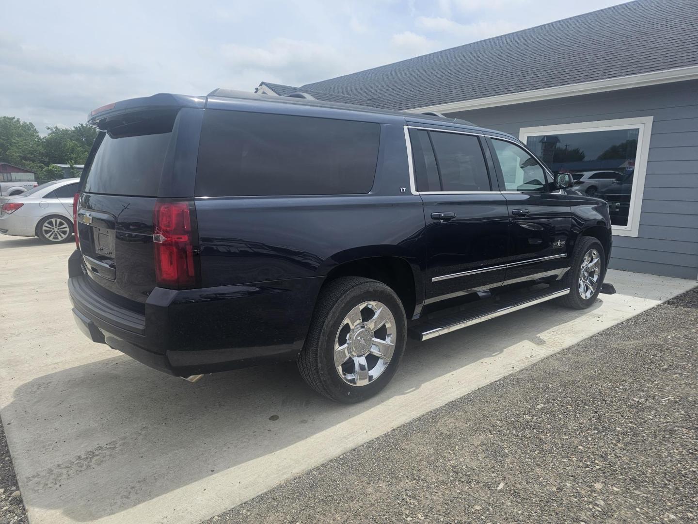 2018 BLUE Chevrolet Suburban LT 4WD (1GNSKHKC8JR) with an 5.3L V8 OHV 16V engine, 6A transmission, located at 607 S Seven Points BLVD, Seven Points, TX, 75143, (430) 255-4030, 32.313934, -96.207932 - Photo#2