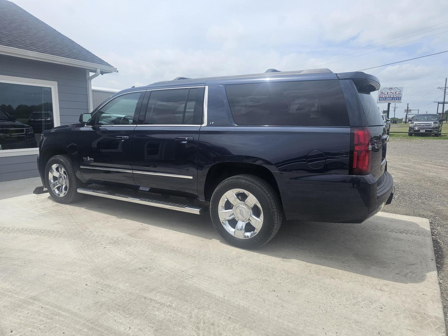 2018 BLUE Chevrolet Suburban LT 4WD (1GNSKHKC8JR) with an 5.3L V8 OHV 16V engine, 6A transmission, located at 607 S Seven Points BLVD, Seven Points, TX, 75143, (430) 255-4030, 32.313934, -96.207932 - Photo#3