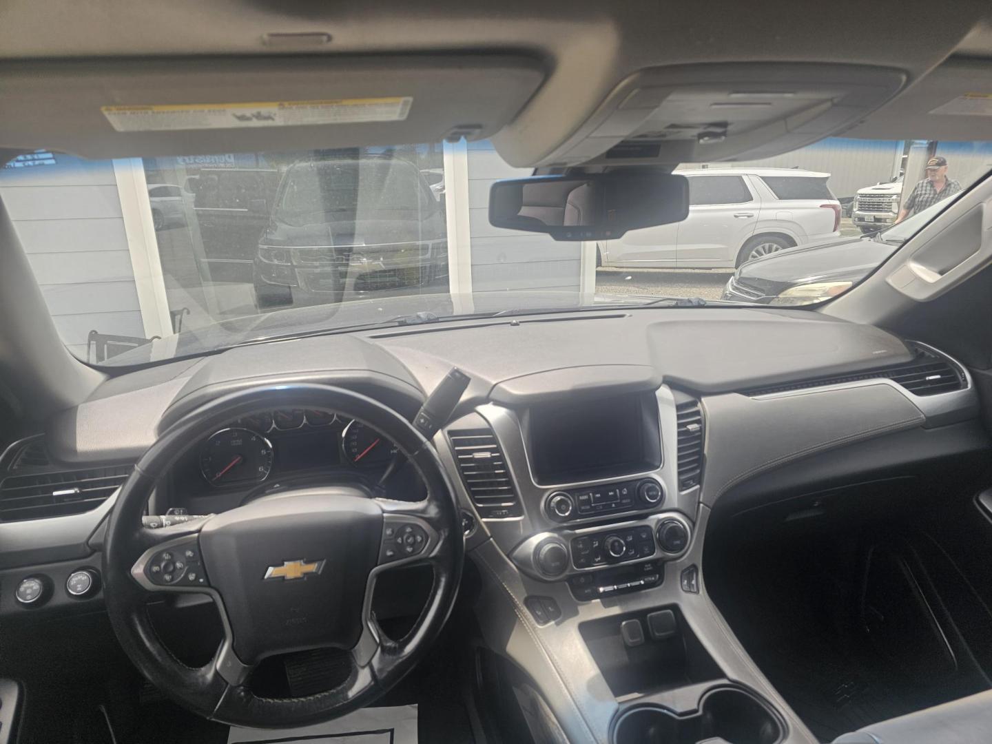 2018 BLUE Chevrolet Suburban LT 4WD (1GNSKHKC8JR) with an 5.3L V8 OHV 16V engine, 6A transmission, located at 607 S Seven Points BLVD, Seven Points, TX, 75143, (430) 255-4030, 32.313934, -96.207932 - Photo#4