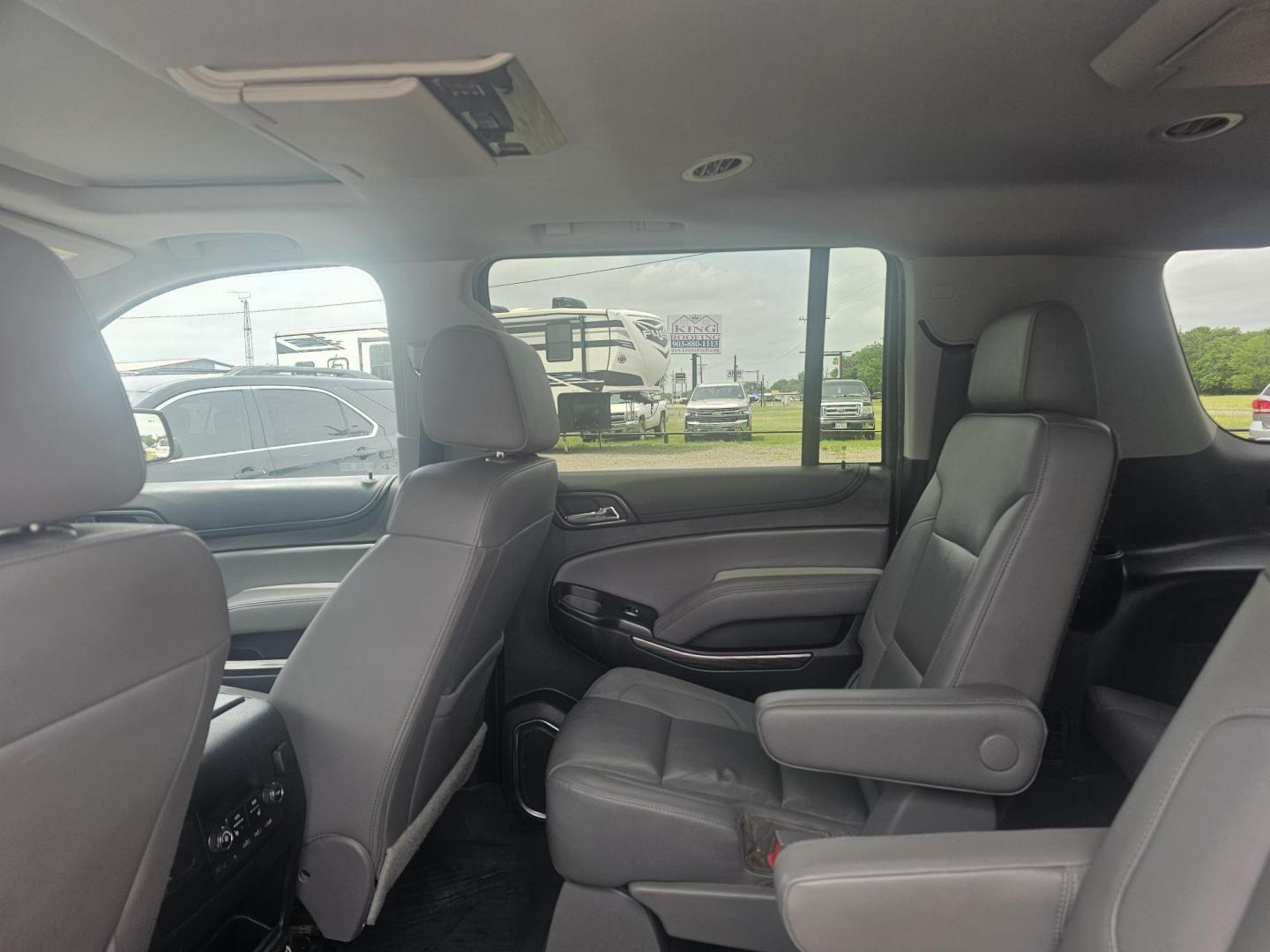 2018 BLUE Chevrolet Suburban LT 4WD (1GNSKHKC8JR) with an 5.3L V8 OHV 16V engine, 6A transmission, located at 607 S Seven Points BLVD, Seven Points, TX, 75143, (430) 255-4030, 32.313934, -96.207932 - Photo#5