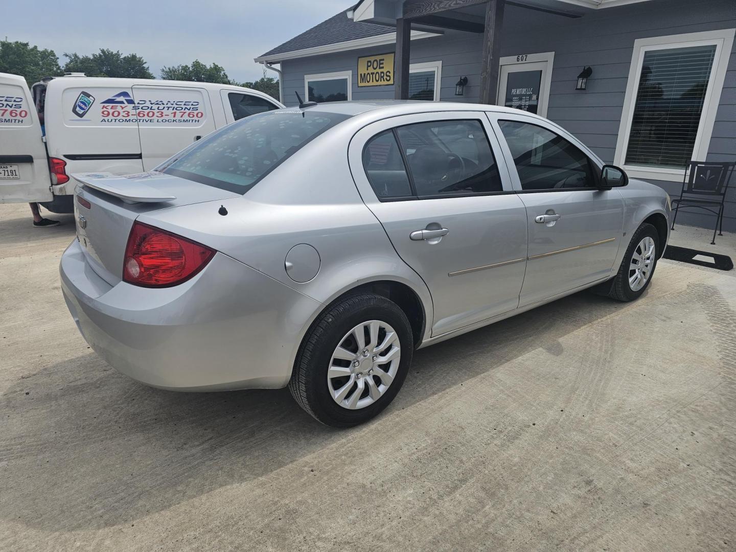 2009 SILVER Chevrolet Cobalt LS Sedan (1G1AS58H297) with an 2.2L L4 DOHC 16V engine, 4-Speed Automatic Overdrive transmission, located at 607 S Seven Points BLVD, Seven Points, TX, 75143, (430) 255-4030, 32.313934, -96.207932 - Photo#2