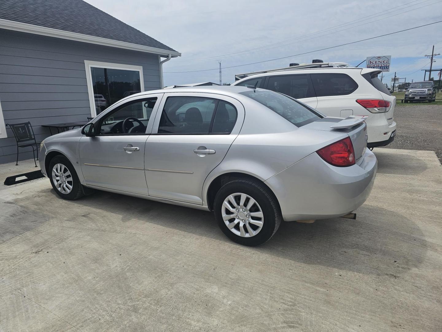 2009 SILVER Chevrolet Cobalt LS Sedan (1G1AS58H297) with an 2.2L L4 DOHC 16V engine, 4-Speed Automatic Overdrive transmission, located at 607 S Seven Points BLVD, Seven Points, TX, 75143, (430) 255-4030, 32.313934, -96.207932 - Photo#3