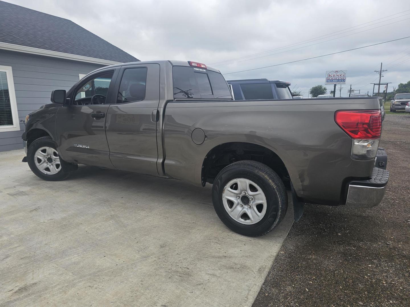 2012 DARK GRAY Toyota Tundra Tundra-Grade Double Cab 4.6L 2WD (5TFRM5F17CX) with an 4.6L V8 DOHC 32V engine, 5-Speed Automatic Overdrive transmission, located at 607 S Seven Points BLVD, Seven Points, TX, 75143, (430) 255-4030, 32.313934, -96.207932 - Photo#3