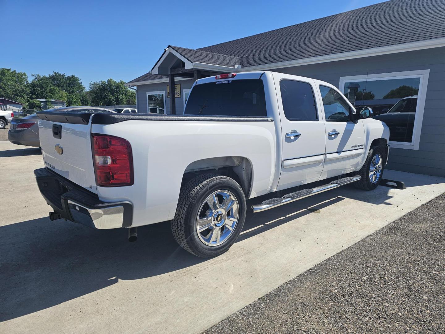 2013 WHITE Chevrolet Silverado 1500 LT Crew Cab 2WD (3GCPCSE06DG) with an 5.3L V8 OHV 16V FFV engine, 6-Speed Automatic transmission, located at 607 S Seven Points BLVD, Seven Points, TX, 75143, (430) 255-4030, 32.313934, -96.207932 - Photo#2
