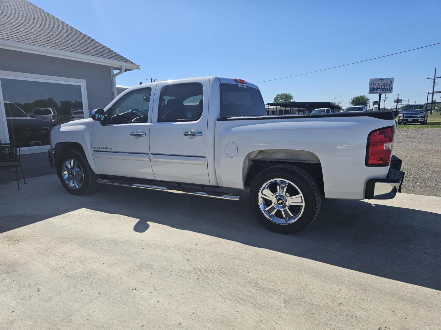 2013 WHITE Chevrolet Silverado 1500 LT Crew Cab 2WD (3GCPCSE06DG) with an 5.3L V8 OHV 16V FFV engine, 6-Speed Automatic transmission, located at 607 S Seven Points BLVD, Seven Points, TX, 75143, (430) 255-4030, 32.313934, -96.207932 - Photo#3