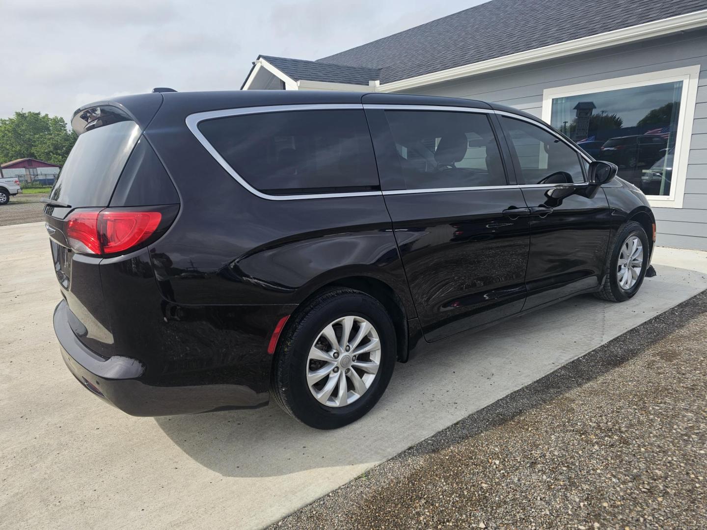2018 BLACK Chrysler Pacifica LX (2C4RC1CG1JR) with an 3.6L V6 DOHC 24V engine, 9A transmission, located at 607 S Seven Points BLVD, Seven Points, TX, 75143, (430) 255-4030, 32.313934, -96.207932 - Photo#2