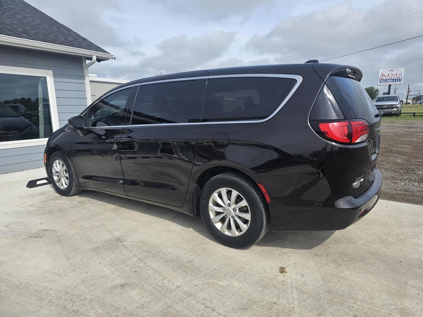 2018 BLACK Chrysler Pacifica LX (2C4RC1CG1JR) with an 3.6L V6 DOHC 24V engine, 9A transmission, located at 607 S Seven Points BLVD, Seven Points, TX, 75143, (430) 255-4030, 32.313934, -96.207932 - Photo#3
