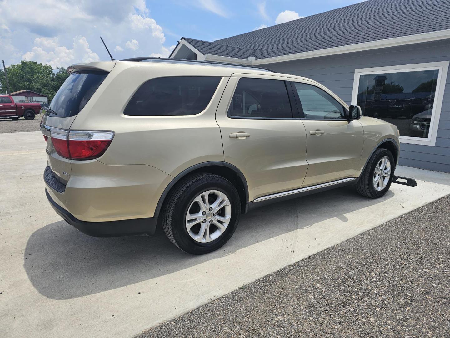 2011 GOLD Dodge Durango Crew 2WD (1D4RD4GG4BC) with an 3.6L V6 DOHC 24V engine, located at 607 S Seven Points BLVD, Seven Points, TX, 75143, (430) 255-4030, 32.313934, -96.207932 - Photo#2