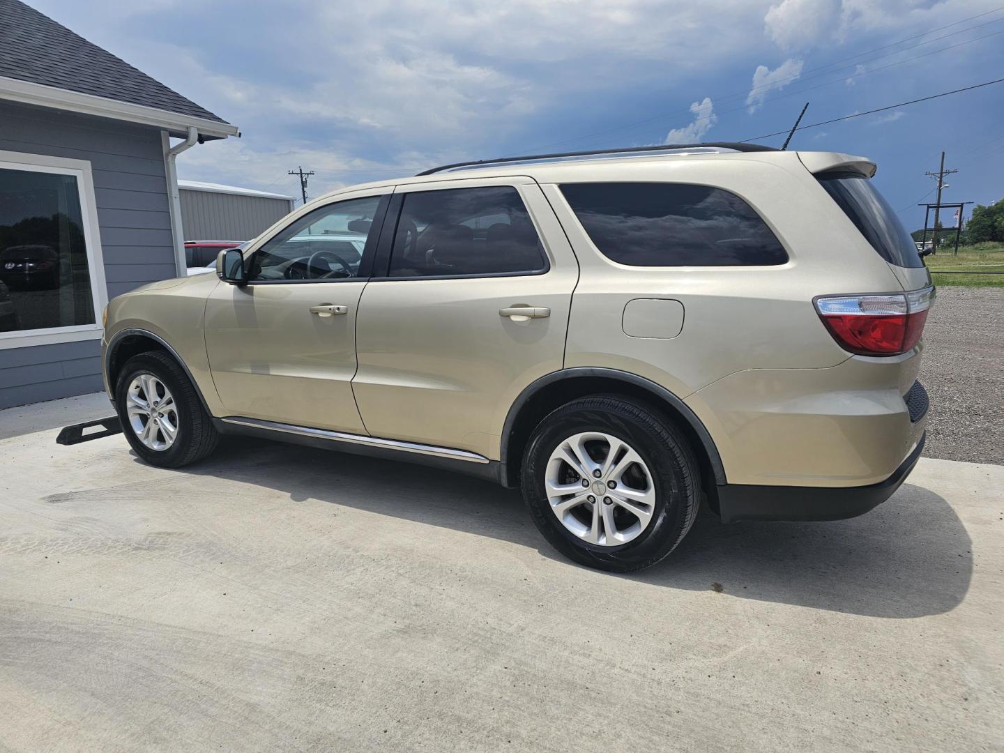 2011 GOLD Dodge Durango Crew 2WD (1D4RD4GG4BC) with an 3.6L V6 DOHC 24V engine, located at 607 S Seven Points BLVD, Seven Points, TX, 75143, (430) 255-4030, 32.313934, -96.207932 - Photo#3