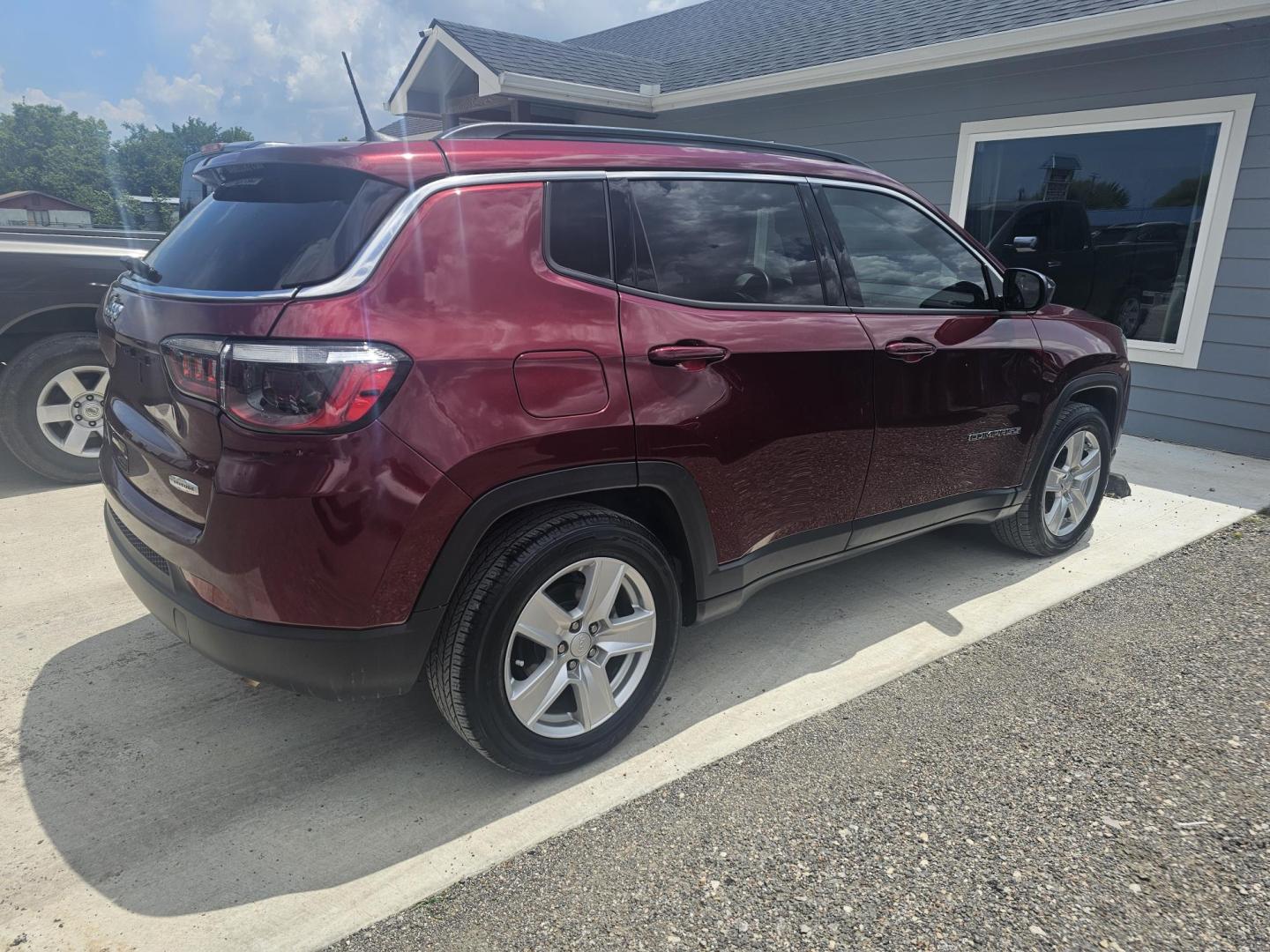 2022 MAROON Jeep Compass Latitude FWD (3C4NJCBB9NT) with an 2.4L L4 DOHC 16V engine, located at 607 S Seven Points BLVD, Seven Points, TX, 75143, (430) 255-4030, 32.313934, -96.207932 - Photo#2