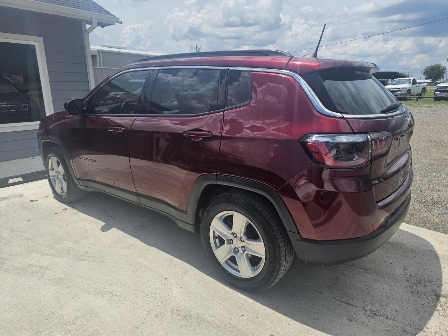 2022 MAROON Jeep Compass Latitude FWD (3C4NJCBB9NT) with an 2.4L L4 DOHC 16V engine, located at 607 S Seven Points BLVD, Seven Points, TX, 75143, (430) 255-4030, 32.313934, -96.207932 - Photo#3