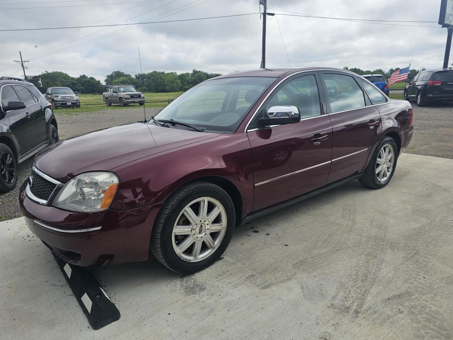 2005 MAROON Ford Five Hundred Limited (1FAFP25105G) with an 3.0L V6 DOHC 24V engine, 6-Speed Automatic Overdrive transmission, located at 607 S Seven Points BLVD, Seven Points, TX, 75143, (430) 255-4030, 32.313934, -96.207932 - Photo#0