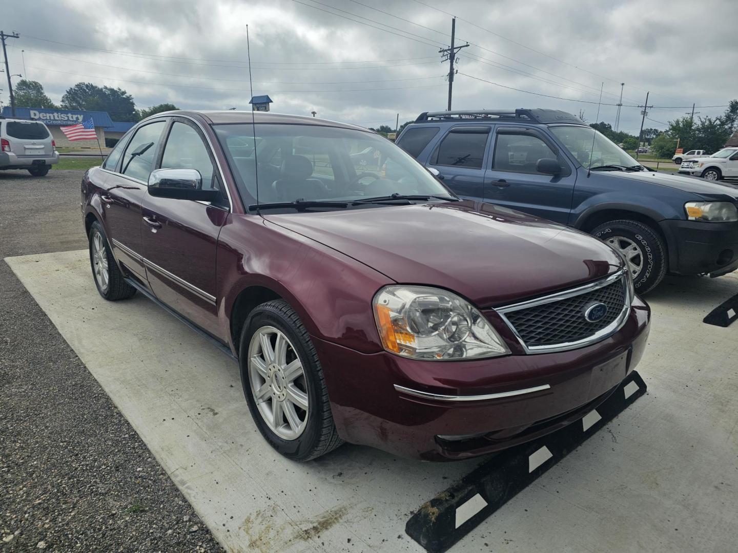 2005 MAROON Ford Five Hundred Limited (1FAFP25105G) with an 3.0L V6 DOHC 24V engine, 6-Speed Automatic Overdrive transmission, located at 607 S Seven Points BLVD, Seven Points, TX, 75143, (430) 255-4030, 32.313934, -96.207932 - Photo#1