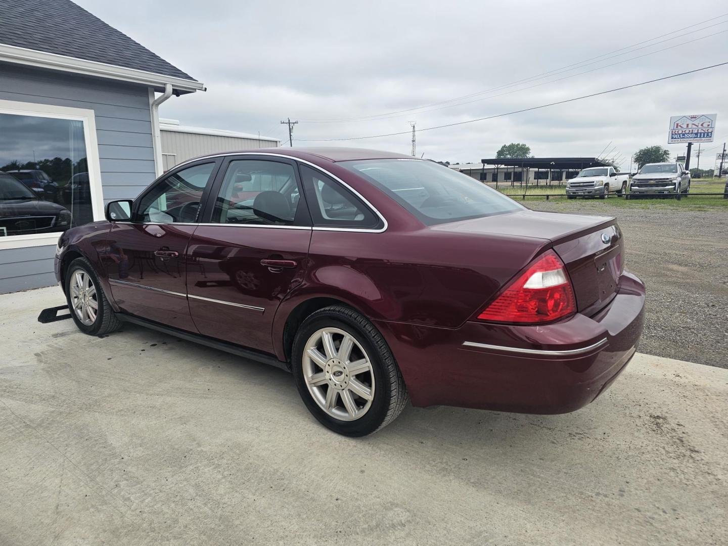 2005 MAROON Ford Five Hundred Limited (1FAFP25105G) with an 3.0L V6 DOHC 24V engine, 6-Speed Automatic Overdrive transmission, located at 607 S Seven Points BLVD, Seven Points, TX, 75143, (430) 255-4030, 32.313934, -96.207932 - Photo#3