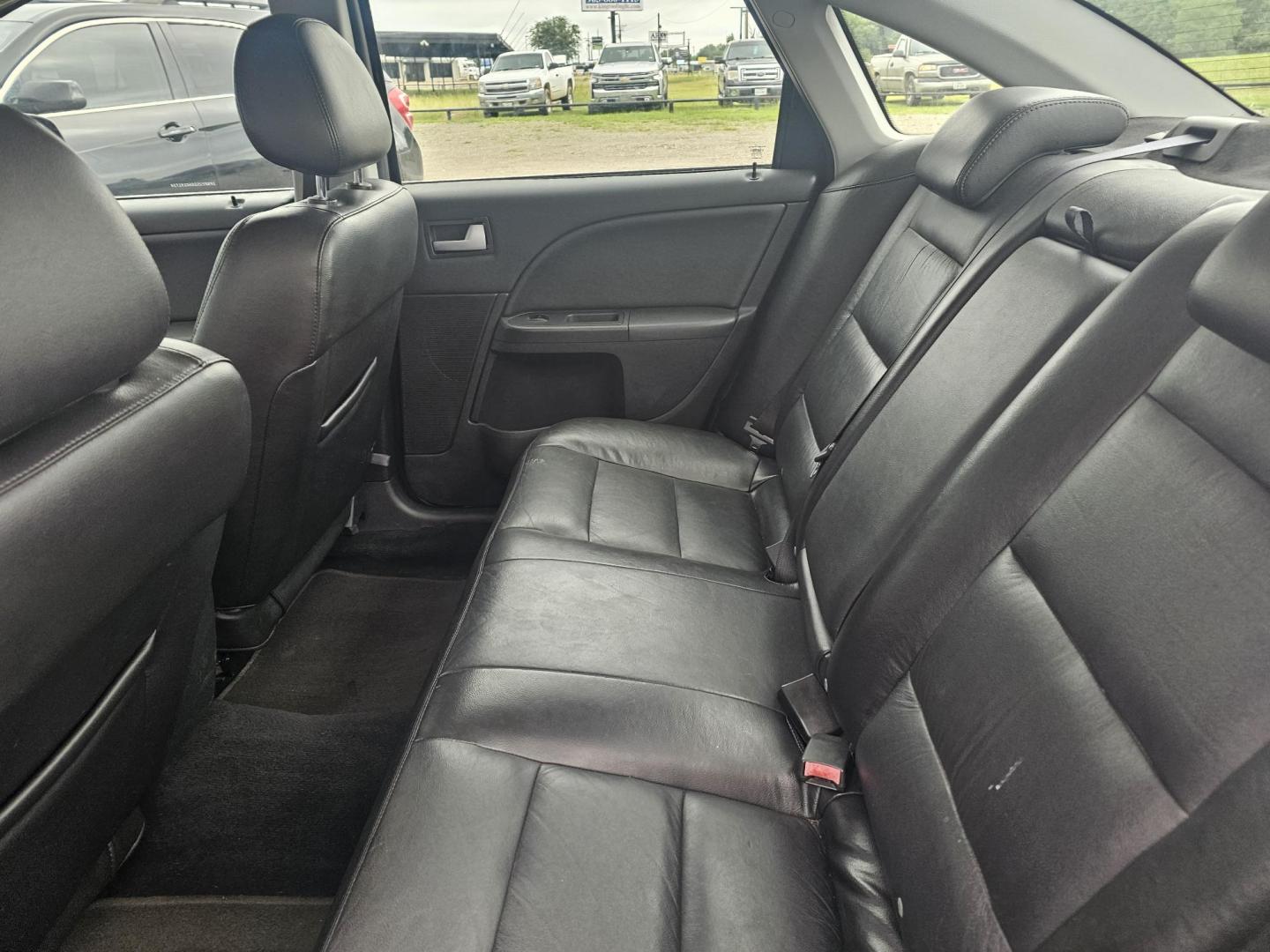 2005 MAROON Ford Five Hundred Limited (1FAFP25105G) with an 3.0L V6 DOHC 24V engine, 6-Speed Automatic Overdrive transmission, located at 607 S Seven Points BLVD, Seven Points, TX, 75143, (430) 255-4030, 32.313934, -96.207932 - Photo#5