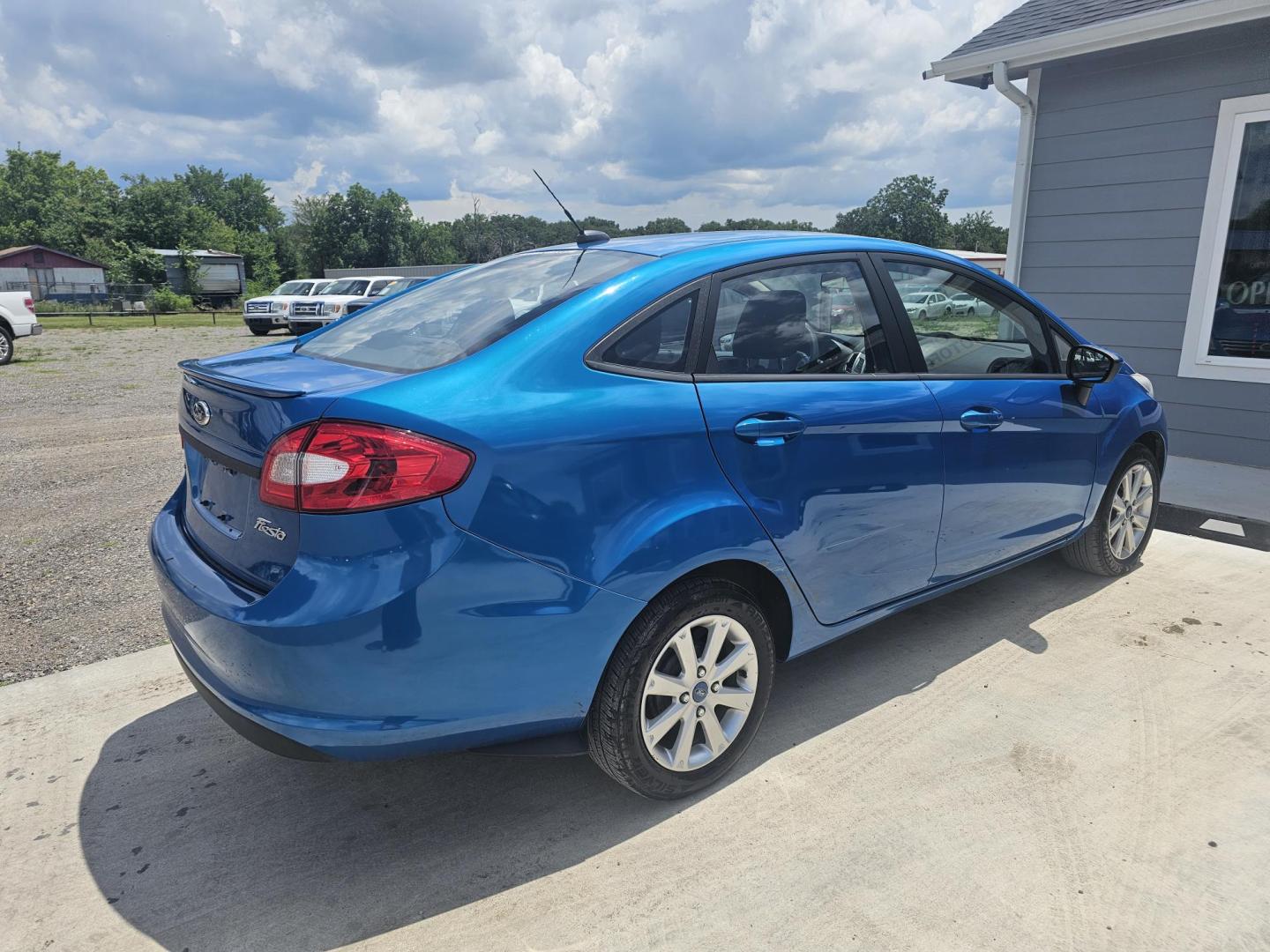 2012 BLUE Ford Fiesta SE Sedan (3FADP4BJ4CM) with an 1.6L L4 DOHC 16V engine, located at 607 S Seven Points BLVD, Seven Points, TX, 75143, (430) 255-4030, 32.313934, -96.207932 - Photo#2