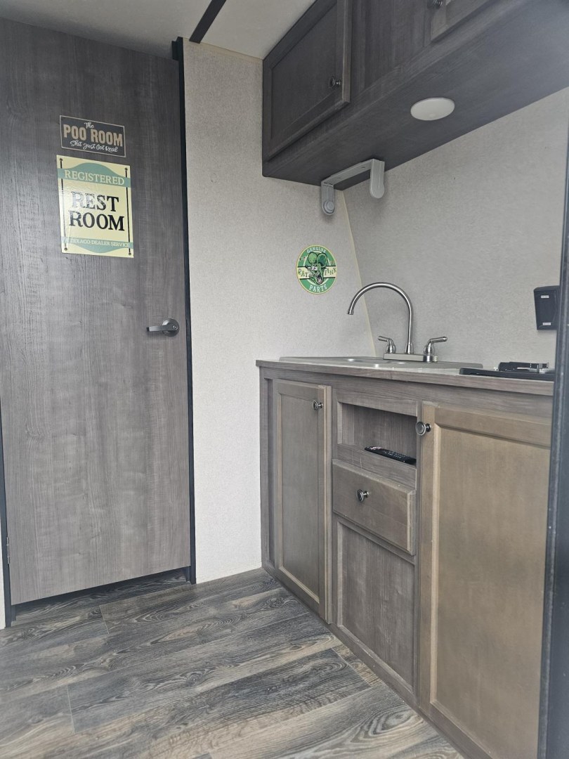 2020 (7J3R1E220LW) , located at 607 S Seven Points BLVD, Seven Points, TX, 75143, (430) 255-4030, 32.313934, -96.207932- Photo#4