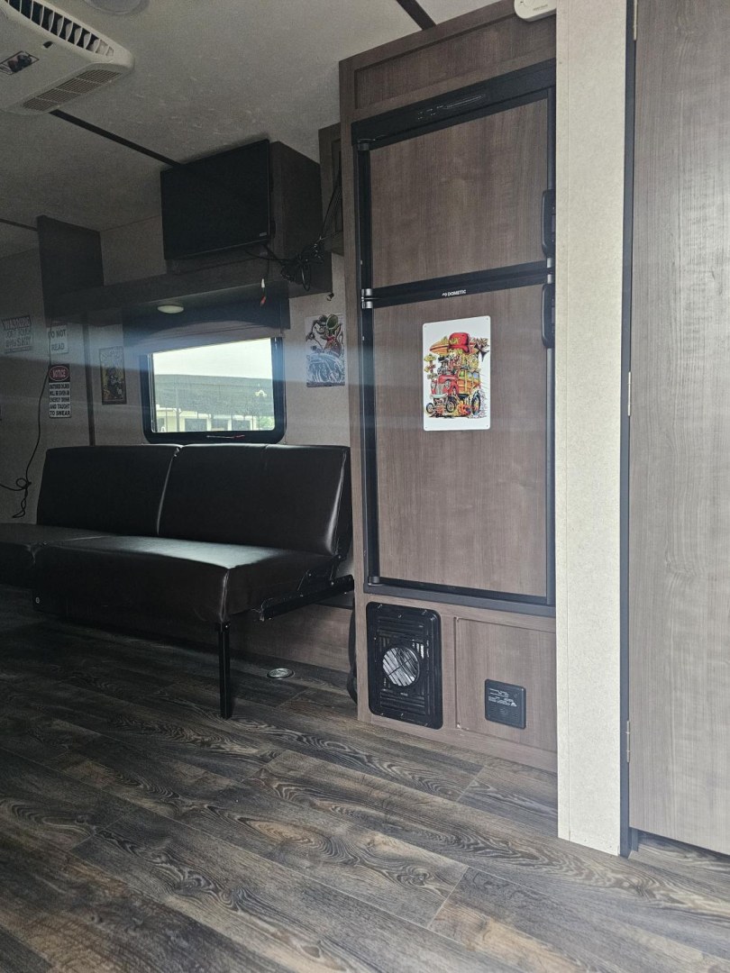 2020 (7J3R1E220LW) , located at 607 S Seven Points BLVD, Seven Points, TX, 75143, (430) 255-4030, 32.313934, -96.207932- Photo#6