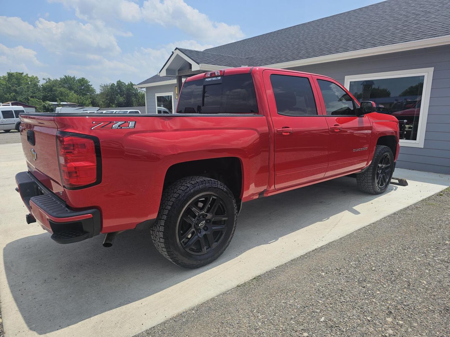 2018 RED Chevrolet Silverado 1500 LT Crew Cab Long Box 4WD (3GCUKREC8JG) with an 5.3L V8 OHV 16V engine, 6A transmission, located at 607 S Seven Points BLVD, Seven Points, TX, 75143, (430) 255-4030, 32.313934, -96.207932 - Photo#2