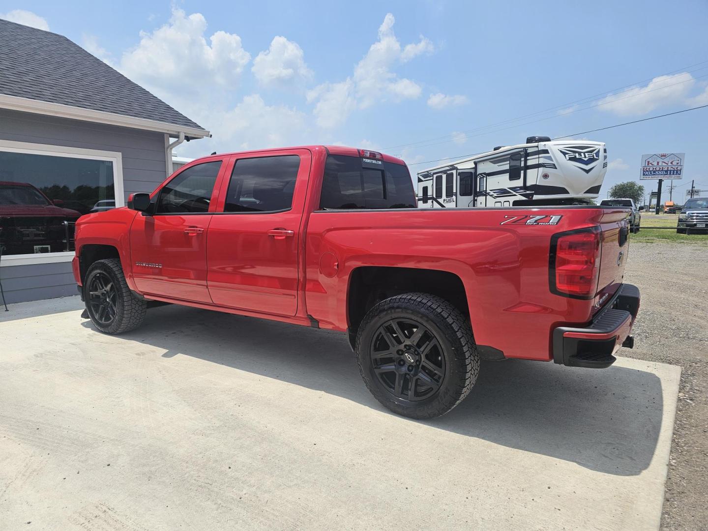 2018 RED Chevrolet Silverado 1500 LT Crew Cab Long Box 4WD (3GCUKREC8JG) with an 5.3L V8 OHV 16V engine, 6A transmission, located at 607 S Seven Points BLVD, Seven Points, TX, 75143, (430) 255-4030, 32.313934, -96.207932 - Photo#3