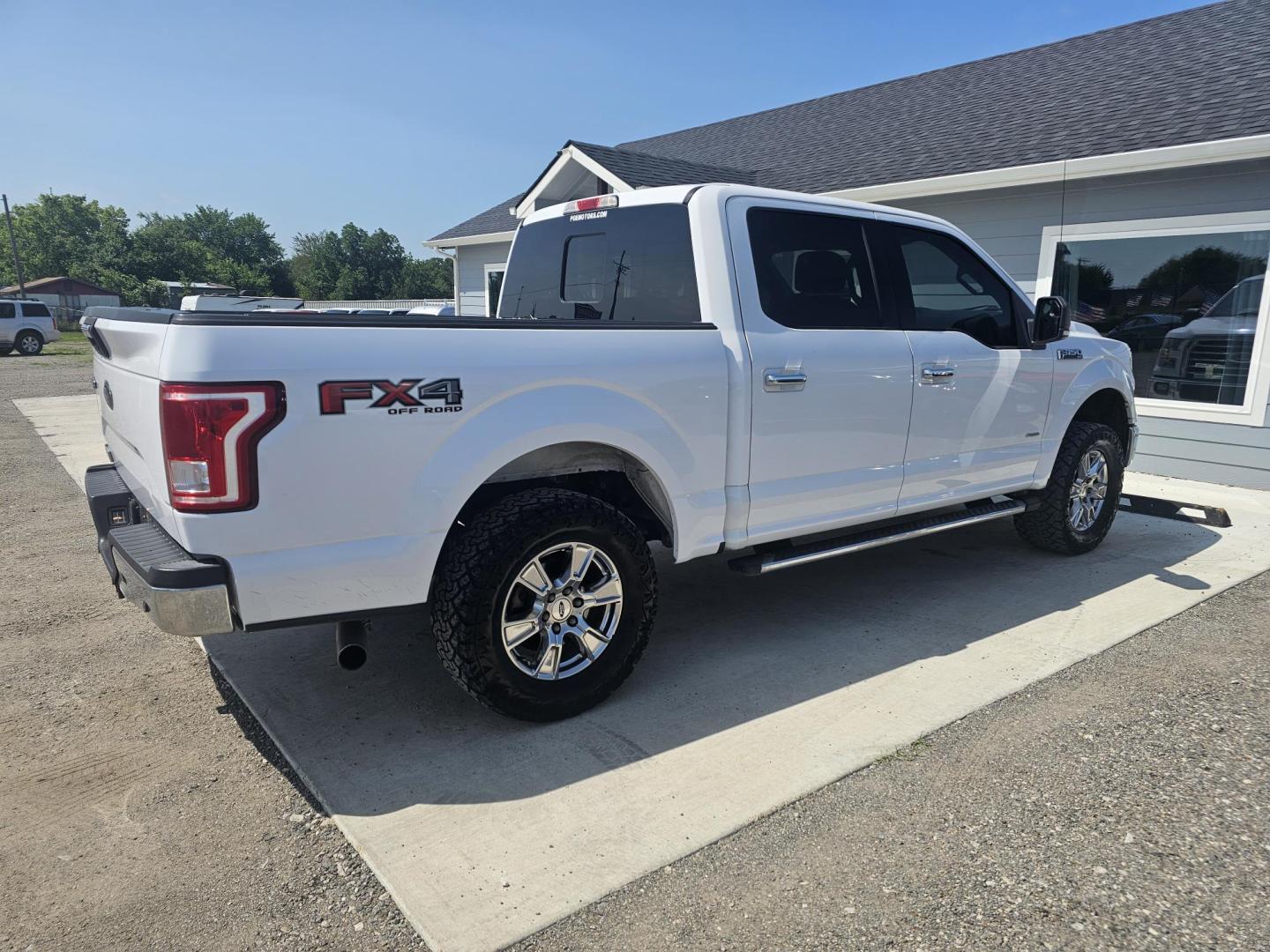 2017 WHITE Ford F-150 XLT SuperCrew 5.5-ft. Bed 4WD (1FTEW1EP3HK) with an 2.7L V6 DOHC 24V engine, 6A transmission, located at 607 S Seven Points BLVD, Seven Points, TX, 75143, (430) 255-4030, 32.313934, -96.207932 - Photo#2