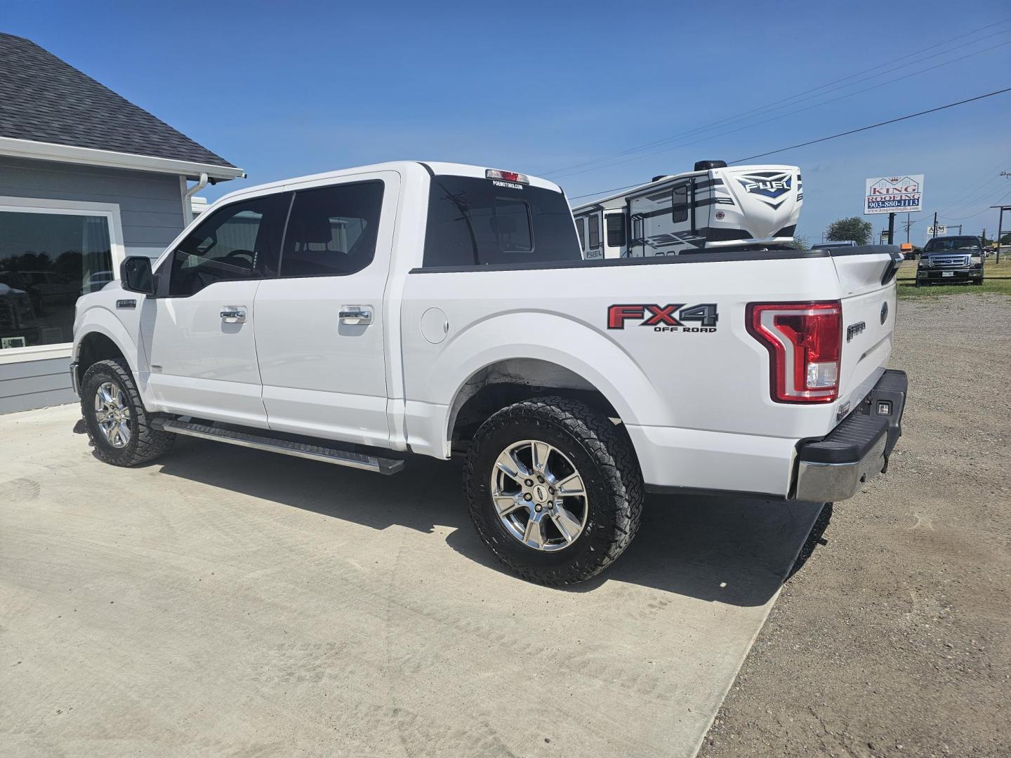 2017 WHITE Ford F-150 XLT SuperCrew 5.5-ft. Bed 4WD (1FTEW1EP3HK) with an 2.7L V6 DOHC 24V engine, 6A transmission, located at 607 S Seven Points BLVD, Seven Points, TX, 75143, (430) 255-4030, 32.313934, -96.207932 - Photo#3