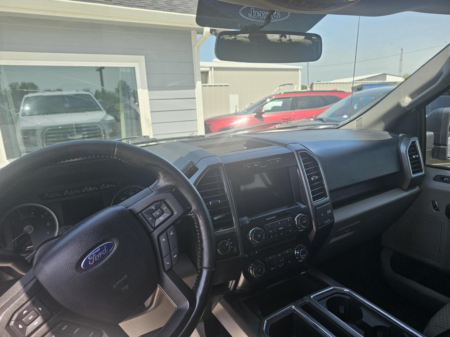 2017 WHITE Ford F-150 XLT SuperCrew 5.5-ft. Bed 4WD (1FTEW1EP3HK) with an 2.7L V6 DOHC 24V engine, 6A transmission, located at 607 S Seven Points BLVD, Seven Points, TX, 75143, (430) 255-4030, 32.313934, -96.207932 - Photo#4