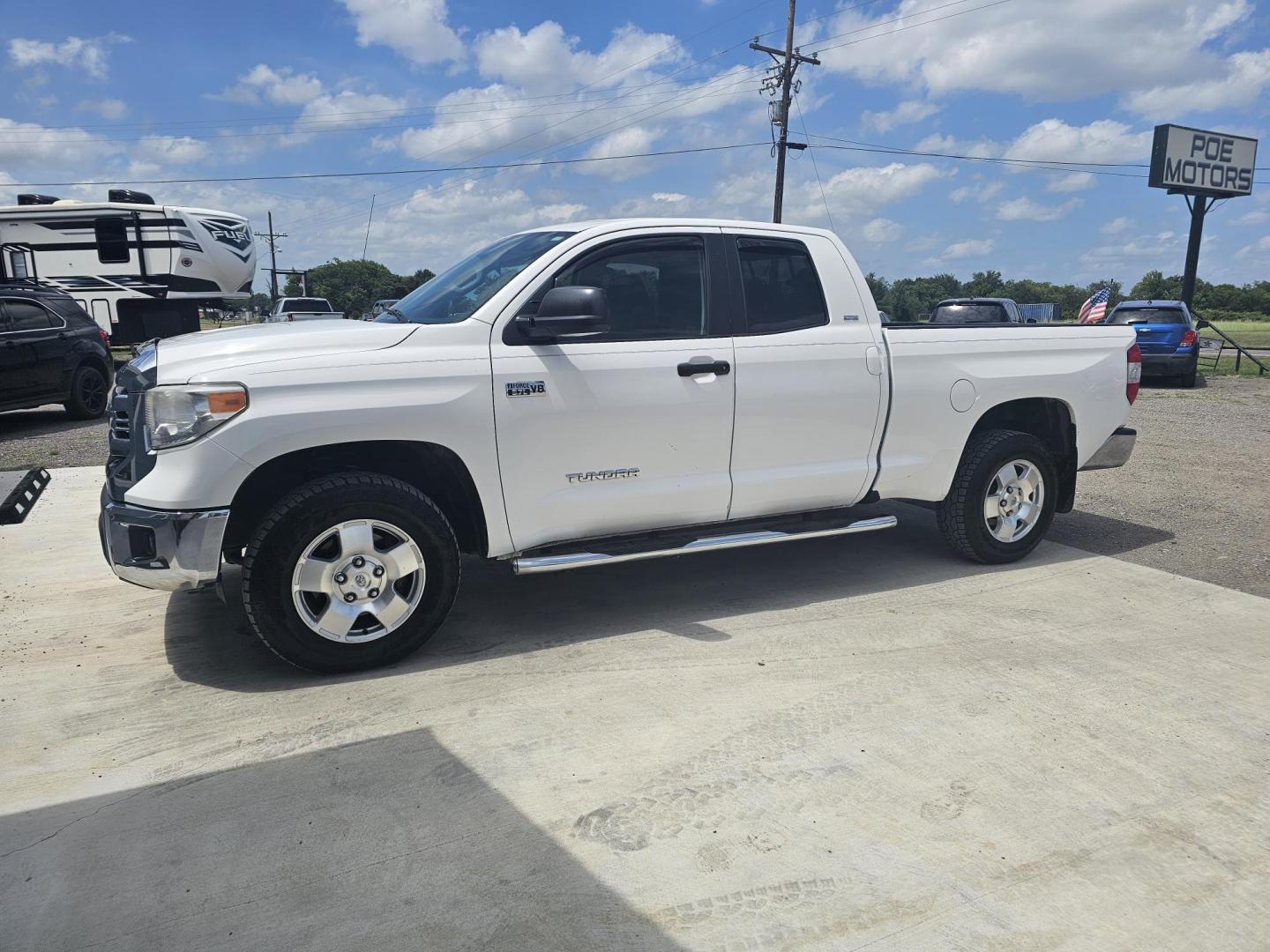 2017 WHITE Toyota Tundra SR5 5.7L V8 FFV Double Cab 4WD (5TFUW5F1XHX) with an 5.7L V8 DOHC 32V FFV engine, 6A transmission, located at 607 S Seven Points BLVD, Seven Points, TX, 75143, (430) 255-4030, 32.313934, -96.207932 - Photo#0