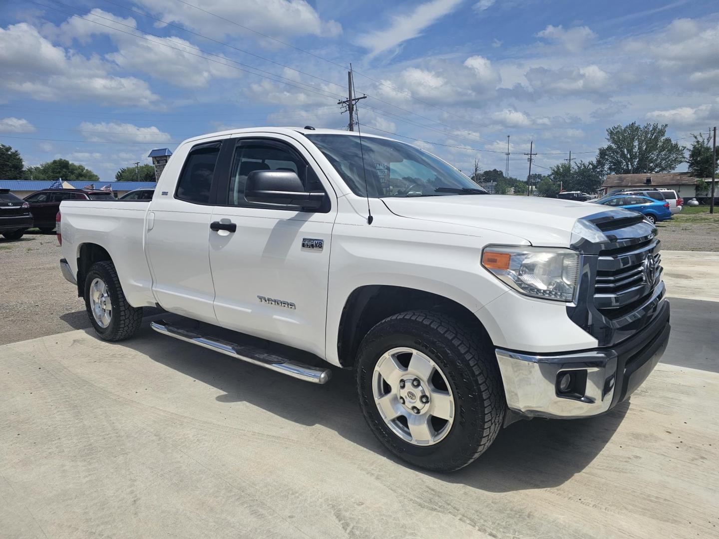 2017 WHITE Toyota Tundra SR5 5.7L V8 FFV Double Cab 4WD (5TFUW5F1XHX) with an 5.7L V8 DOHC 32V FFV engine, 6A transmission, located at 607 S Seven Points BLVD, Seven Points, TX, 75143, (430) 255-4030, 32.313934, -96.207932 - Photo#1