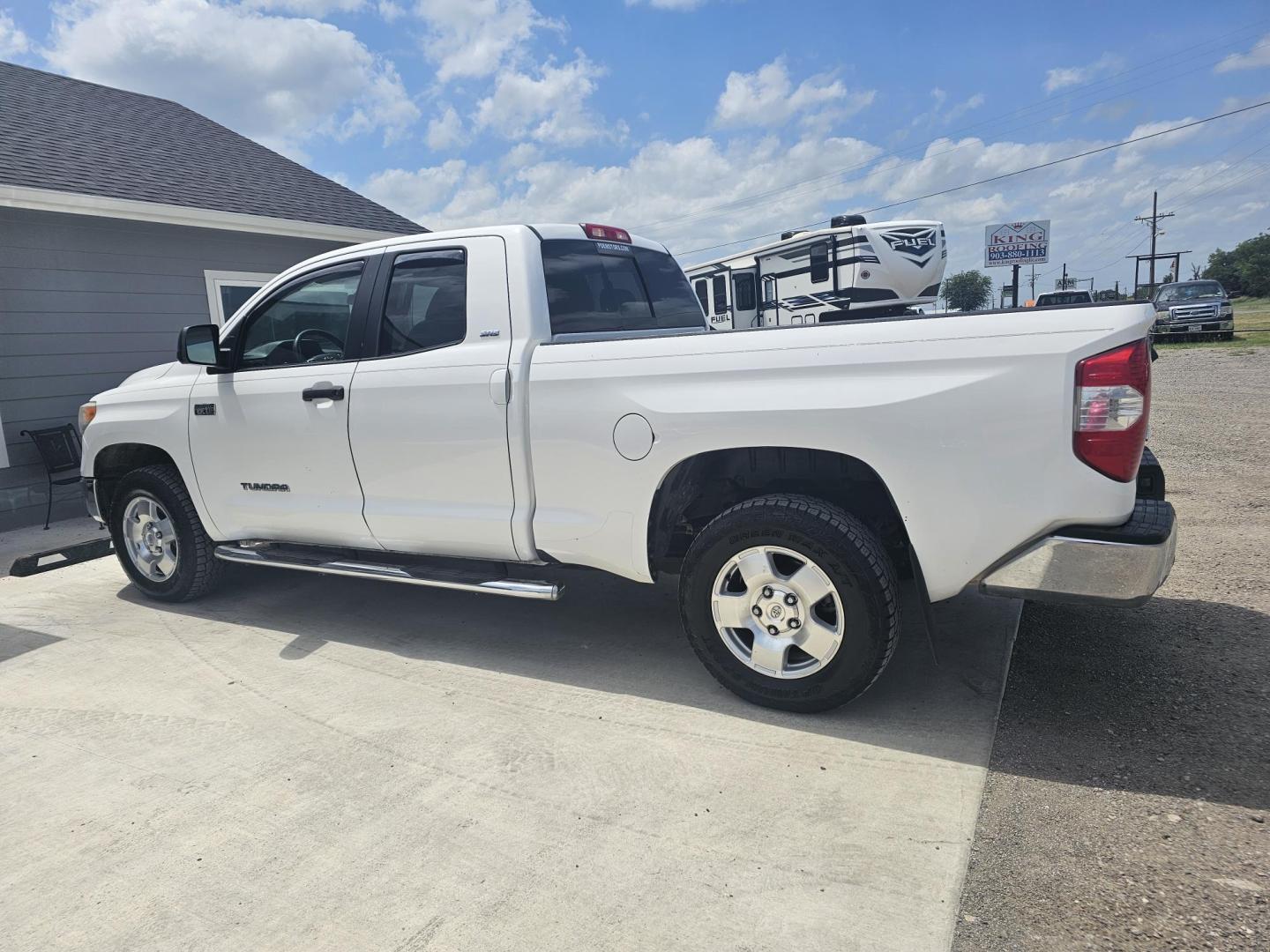 2017 WHITE Toyota Tundra SR5 5.7L V8 FFV Double Cab 4WD (5TFUW5F1XHX) with an 5.7L V8 DOHC 32V FFV engine, 6A transmission, located at 607 S Seven Points BLVD, Seven Points, TX, 75143, (430) 255-4030, 32.313934, -96.207932 - Photo#3