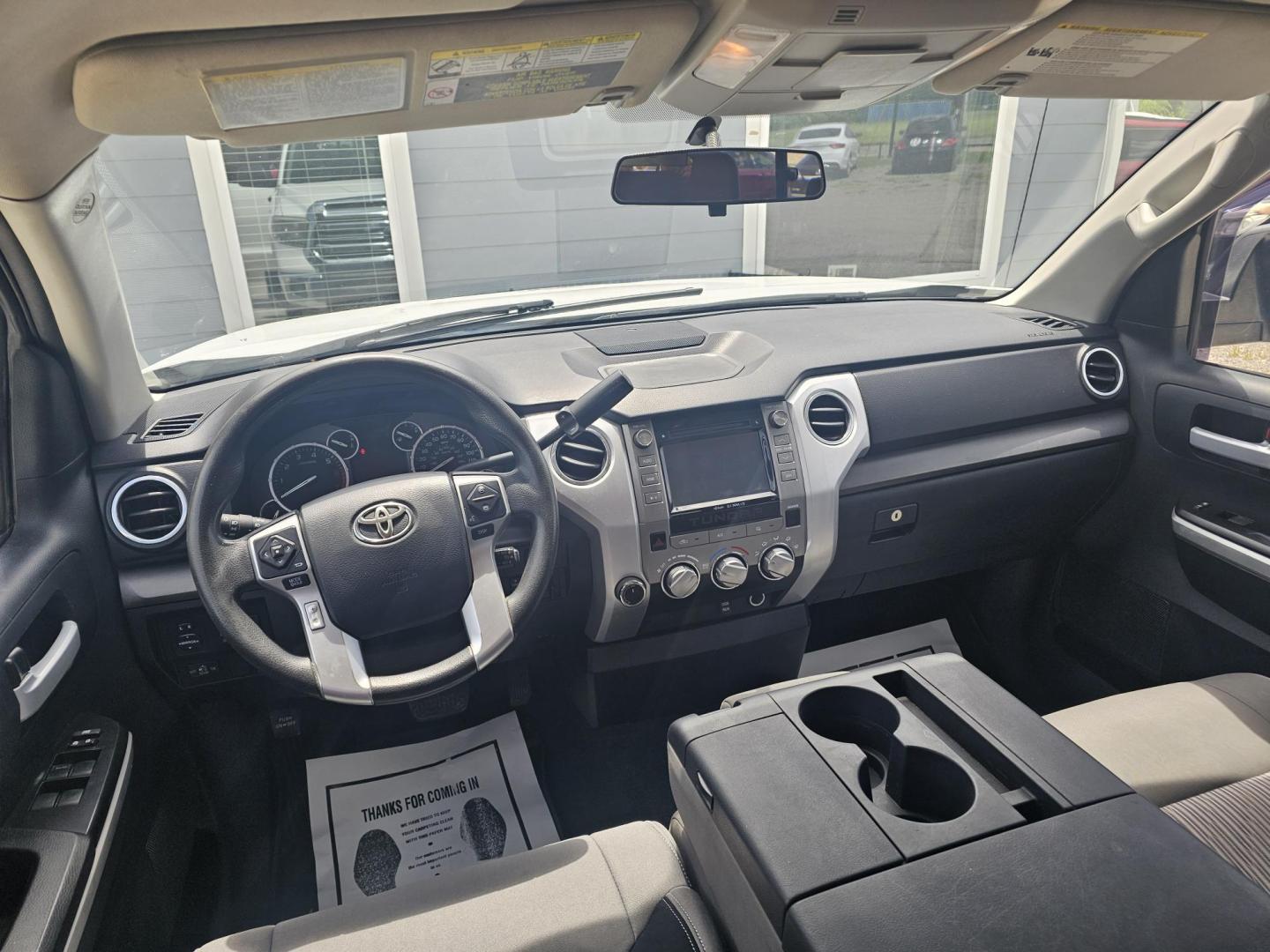 2017 WHITE Toyota Tundra SR5 5.7L V8 FFV Double Cab 4WD (5TFUW5F1XHX) with an 5.7L V8 DOHC 32V FFV engine, 6A transmission, located at 607 S Seven Points BLVD, Seven Points, TX, 75143, (430) 255-4030, 32.313934, -96.207932 - Photo#4