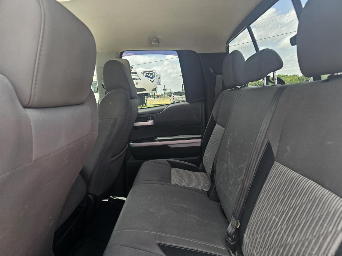 2017 WHITE Toyota Tundra SR5 5.7L V8 FFV Double Cab 4WD (5TFUW5F1XHX) with an 5.7L V8 DOHC 32V FFV engine, 6A transmission, located at 607 S Seven Points BLVD, Seven Points, TX, 75143, (430) 255-4030, 32.313934, -96.207932 - Photo#5