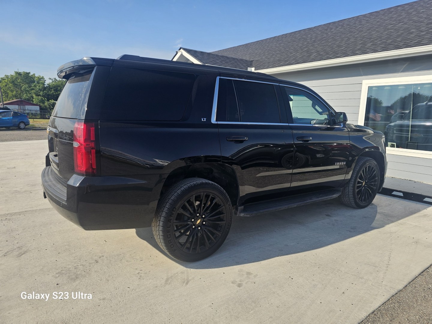 2018 BLACK Chevrolet TAHOE LT 4WD (1GNSKBKC1JR) with an 5.3L V8 OHV 16V engine, 6-Speed Automatic transmission, located at 607 S Seven Points BLVD, Seven Points, TX, 75143, (430) 255-4030, 32.313934, -96.207932- Photo#2