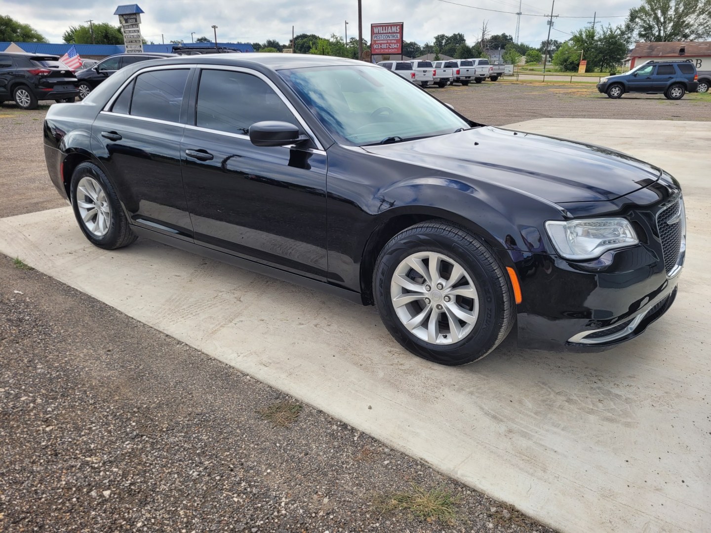 2015 BLACK Chrysler 300 Limited RWD (2C3CCAAG9FH) with an 3.6L V6 SOHC 24V engine, 8A transmission, located at 607 S Seven Points BLVD, Seven Points, TX, 75143, (430) 255-4030, 32.313934, -96.207932- Photo#3
