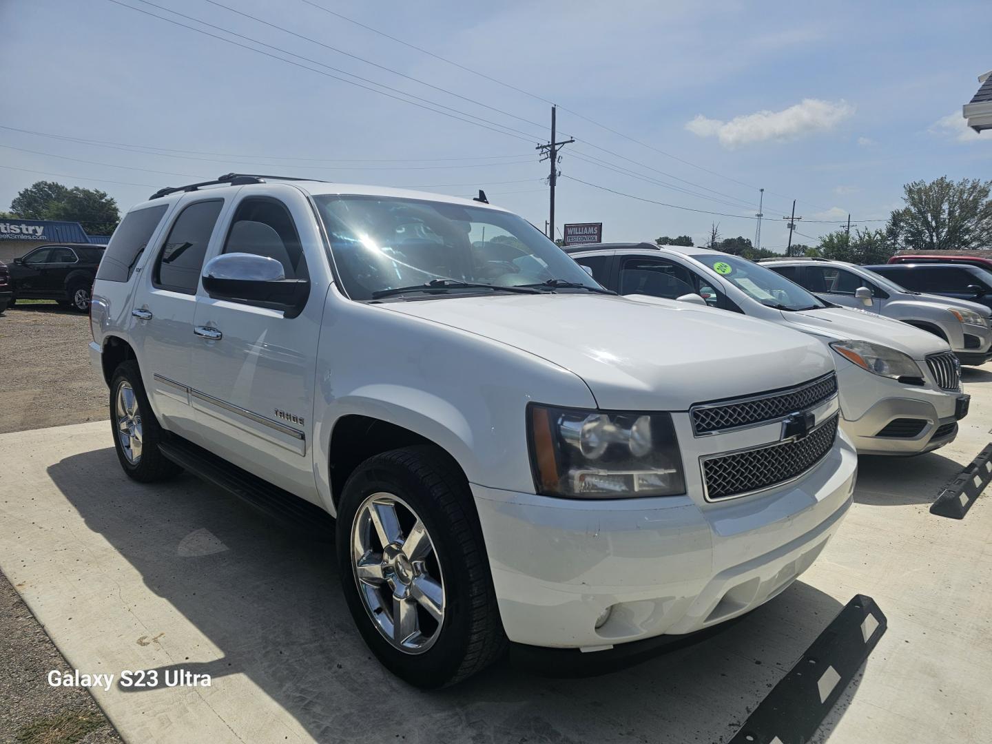 2011 WHITE Chevrolet Tahoe LTZ 2WD (1GNSCCE02BR) with an 5.3L V8 OHV 16V FFV engine, 6A transmission, located at 607 S Seven Points BLVD, Seven Points, TX, 75143, (430) 255-4030, 32.313934, -96.207932- Photo#1