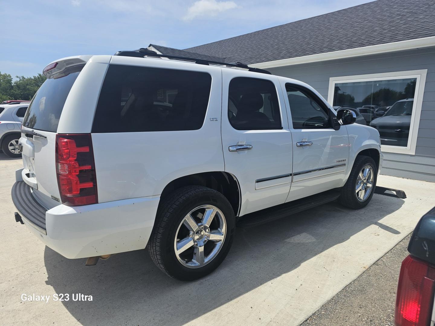2011 WHITE Chevrolet Tahoe LTZ 2WD (1GNSCCE02BR) with an 5.3L V8 OHV 16V FFV engine, 6A transmission, located at 607 S Seven Points BLVD, Seven Points, TX, 75143, (430) 255-4030, 32.313934, -96.207932- Photo#2