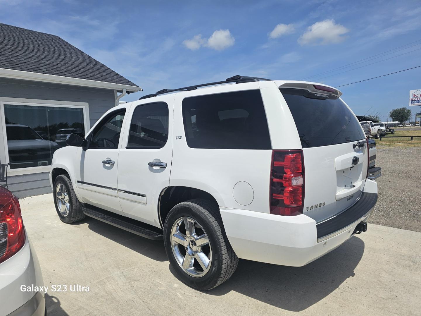 2011 WHITE Chevrolet Tahoe LTZ 2WD (1GNSCCE02BR) with an 5.3L V8 OHV 16V FFV engine, 6A transmission, located at 607 S Seven Points BLVD, Seven Points, TX, 75143, (430) 255-4030, 32.313934, -96.207932- Photo#3