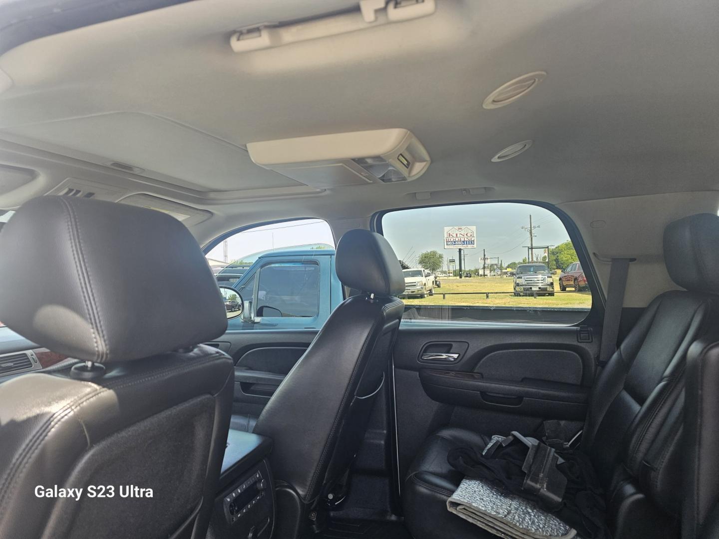 2011 WHITE Chevrolet Tahoe LTZ 2WD (1GNSCCE02BR) with an 5.3L V8 OHV 16V FFV engine, 6A transmission, located at 607 S Seven Points BLVD, Seven Points, TX, 75143, (430) 255-4030, 32.313934, -96.207932- Photo#5