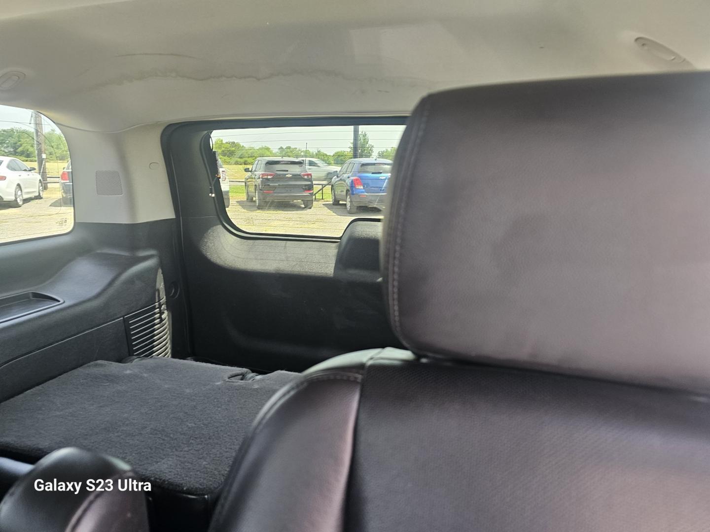 2011 WHITE Chevrolet Tahoe LTZ 2WD (1GNSCCE02BR) with an 5.3L V8 OHV 16V FFV engine, 6A transmission, located at 607 S Seven Points BLVD, Seven Points, TX, 75143, (430) 255-4030, 32.313934, -96.207932- Photo#6