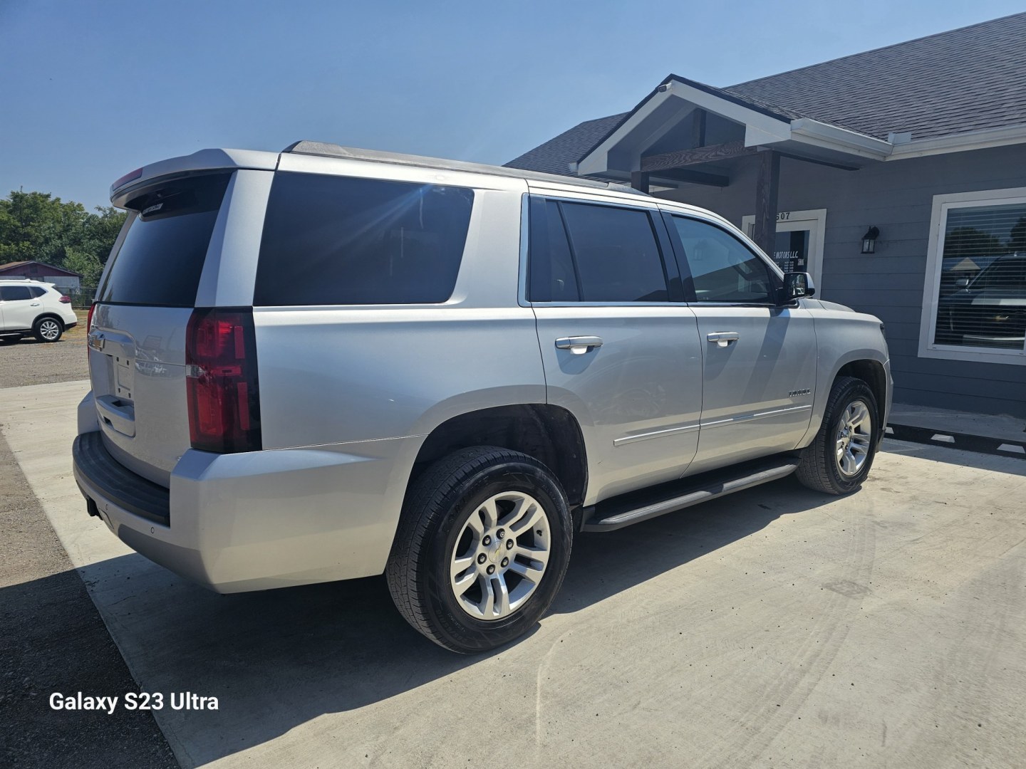 2017 SILVER Chevrolet Tahoe LS 2WD (1GNSCAKC4HR) with an 5.3L V8 OHV 16V engine, 6A transmission, located at 607 S Seven Points BLVD, Seven Points, TX, 75143, (430) 255-4030, 32.313934, -96.207932- Photo#2