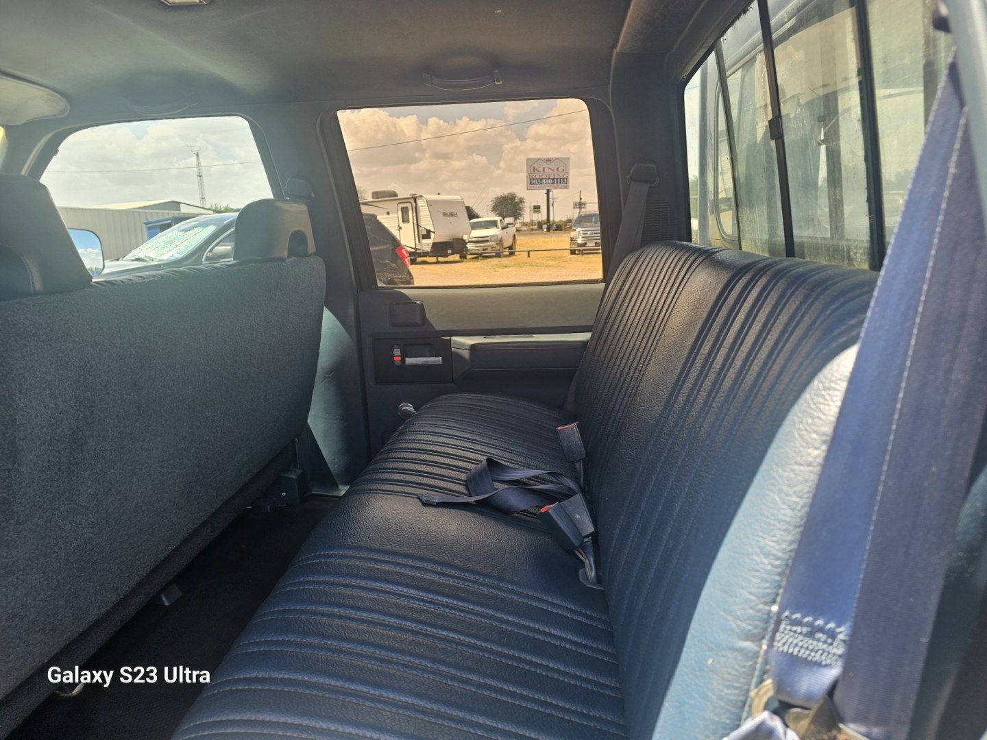 1993 BLUE Chevrolet C/K 3500 Crew Cab 2WD (1GCGC33KXPJ) with an 5.7L V8 OHV 16V engine, 5-Speed transmission, located at 607 S Seven Points BLVD, Seven Points, TX, 75143, (430) 255-4030, 32.313934, -96.207932- Photo#5