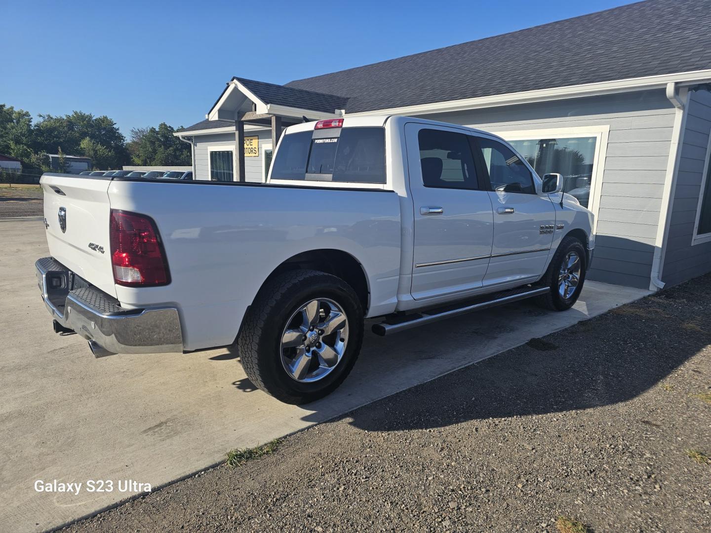 2017 WHITE RAM 1500 SLT Crew Cab SWB 4WD (1C6RR7LT5HS) with an 5.7L V8 OHV 16V engine, 8A transmission, located at 607 S Seven Points BLVD, Seven Points, TX, 75143, (430) 255-4030, 32.313934, -96.207932- Photo#2
