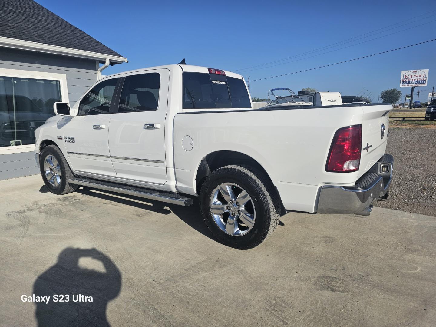 2017 WHITE RAM 1500 SLT Crew Cab SWB 4WD (1C6RR7LT5HS) with an 5.7L V8 OHV 16V engine, 8A transmission, located at 607 S Seven Points BLVD, Seven Points, TX, 75143, (430) 255-4030, 32.313934, -96.207932- Photo#3