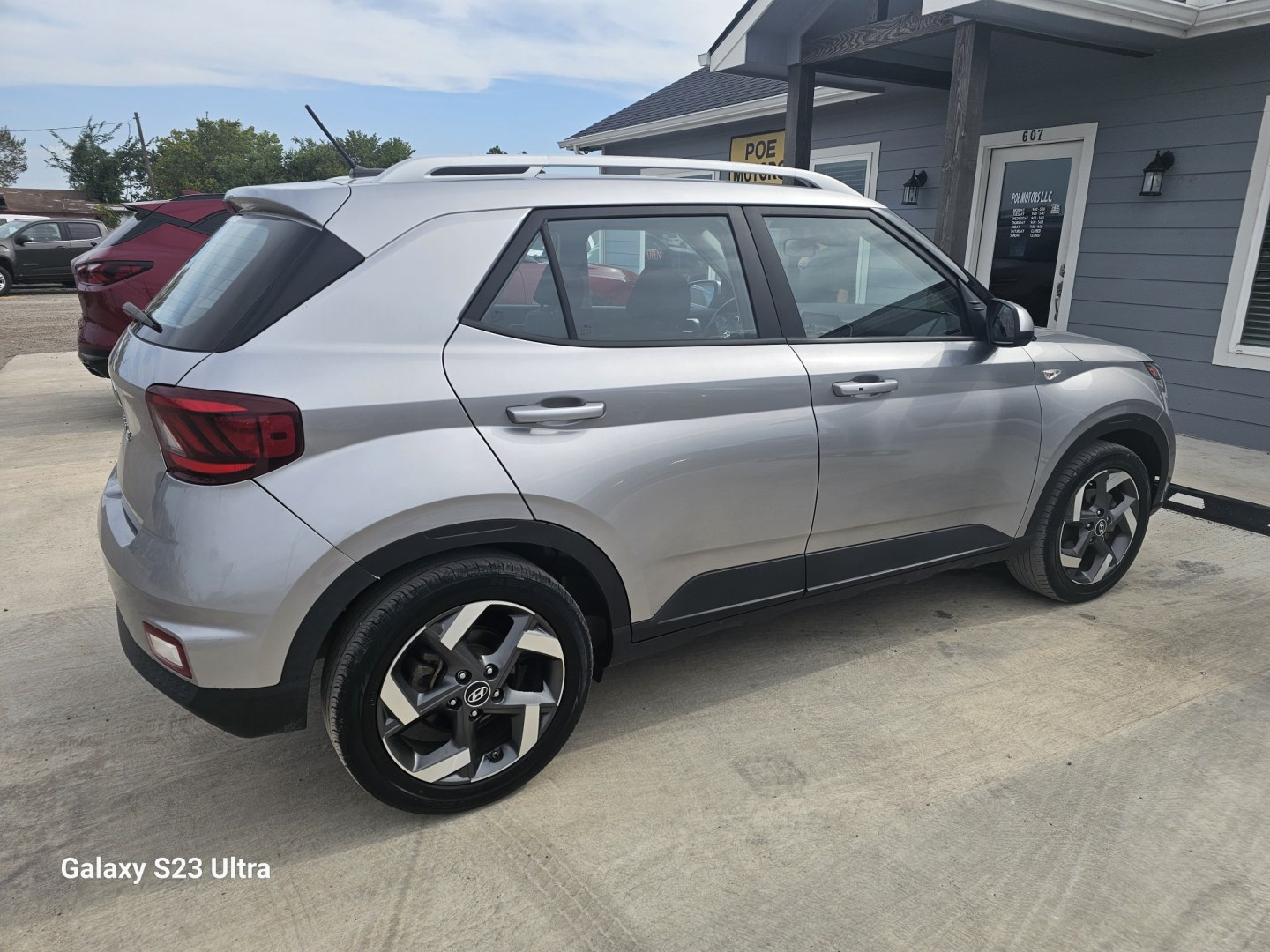 2024 SILVER Hyundai Venue SEL (KMHRC8A33RU) with an 1.6L L4 DOHC 16V engine, CVT transmission, located at 607 S Seven Points BLVD, Seven Points, TX, 75143, (430) 255-4030, 32.313934, -96.207932- Photo#2