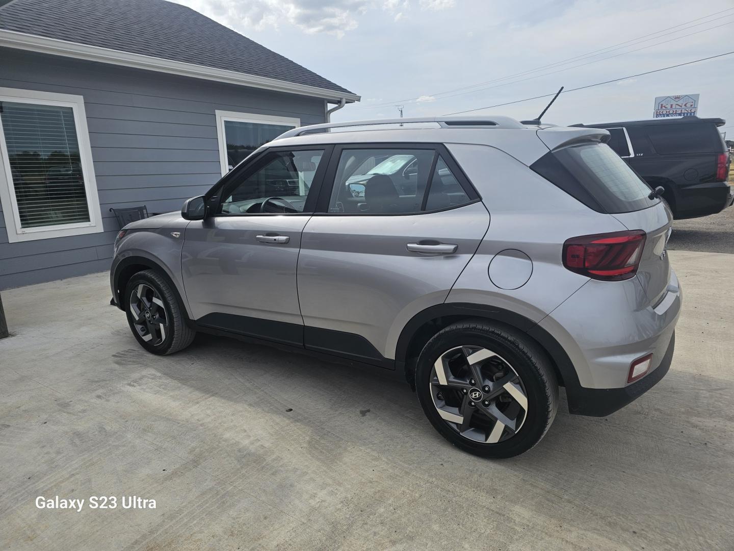 2024 SILVER Hyundai Venue SEL (KMHRC8A33RU) with an 1.6L L4 DOHC 16V engine, CVT transmission, located at 607 S Seven Points BLVD, Seven Points, TX, 75143, (430) 255-4030, 32.313934, -96.207932- Photo#3