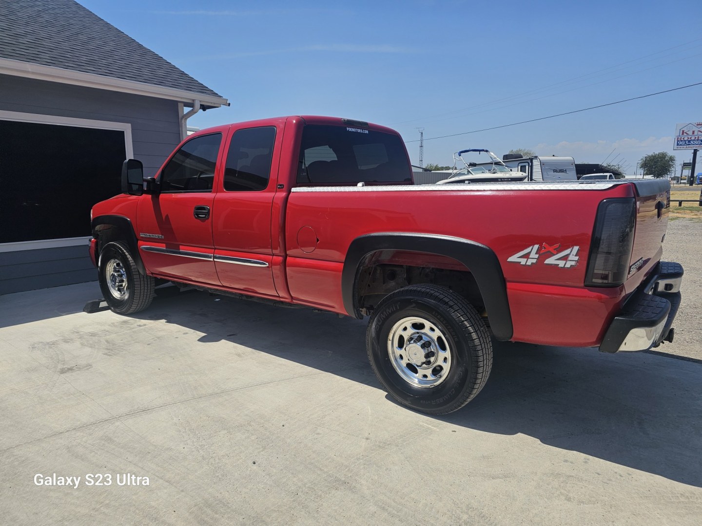 2005 RED GMC Sierra 2500HD Ext. Cab Long Bed 4WD (1GTHK29U95E) with an 6.0L V8 OHV 16V engine, located at 607 S Seven Points BLVD, Seven Points, TX, 75143, (430) 255-4030, 32.313934, -96.207932- Photo#3