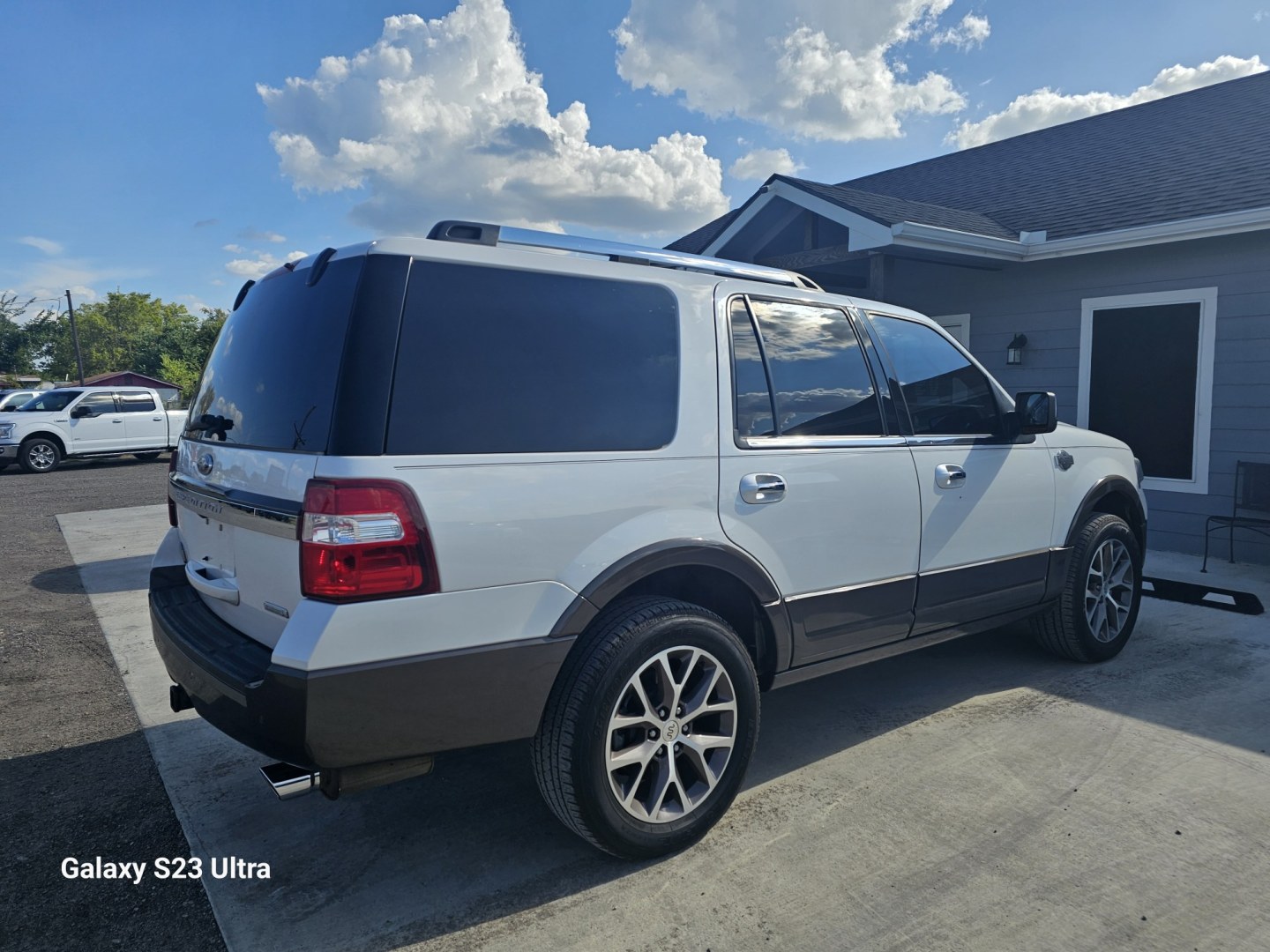 2016 WHITE Ford Expedition KING RANCH 2WD (1FMJU1HTXGE) with an 3.5L V6 DOHC 24V FFV engine, 6A transmission, located at 607 S Seven Points BLVD, Seven Points, TX, 75143, (430) 255-4030, 32.313934, -96.207932- Photo#2