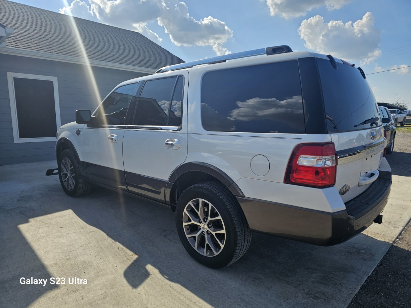 2016 WHITE Ford Expedition KING RANCH 2WD (1FMJU1HTXGE) with an 3.5L V6 DOHC 24V FFV engine, 6A transmission, located at 607 S Seven Points BLVD, Seven Points, TX, 75143, (430) 255-4030, 32.313934, -96.207932- Photo#3