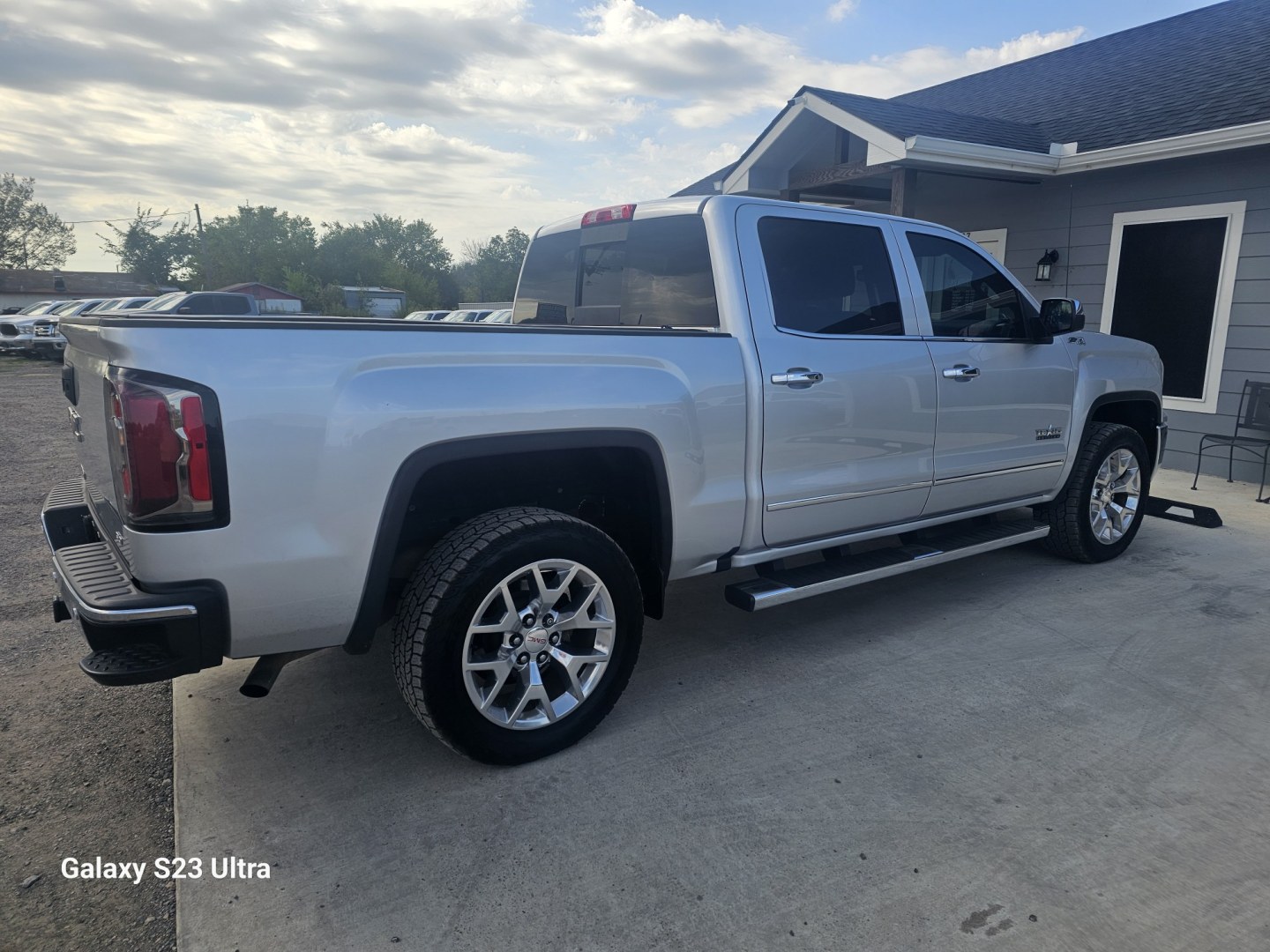2017 SILVER GMC Sierra 1500 SLT Crew Cab Long Box 4WD (3GTU2NEC1HG) with an 5.3L V8 OHV 16V engine, 6A transmission, located at 607 S Seven Points BLVD, Seven Points, TX, 75143, (430) 255-4030, 32.313934, -96.207932- Photo#2